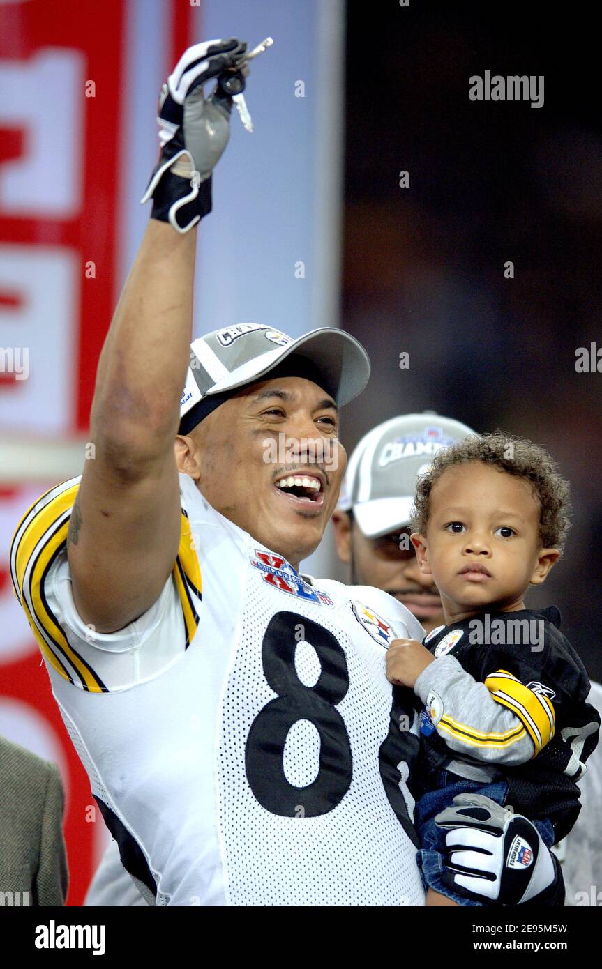 Pittsburgh Steelers receiver and game MVP Hines Ward holds the Lombardi Trophy as he and his son after a 21-10 victory over the Seattle Seahawks in Super Bowl XL in Detroit, Michigan, USA, on Sunday, February 5, 2006. Photo By Lionel Hahn/Cameleon/ABACAPRESS.COM Stock Photo