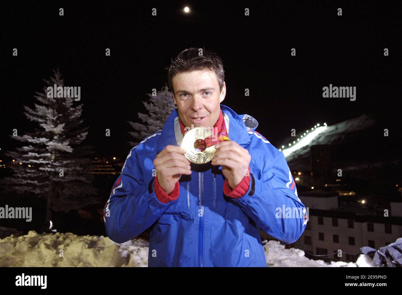 France's Antoine Deneriaz poses with his gold medal of the Men's downhill at the XX Olympic Winter Games in Sestrieres, Italy, on February 12, 2006. Photo by Gouhier-Nebinbger-Orban/CAMELEON/ABACAPRESS.COM Stock Photo