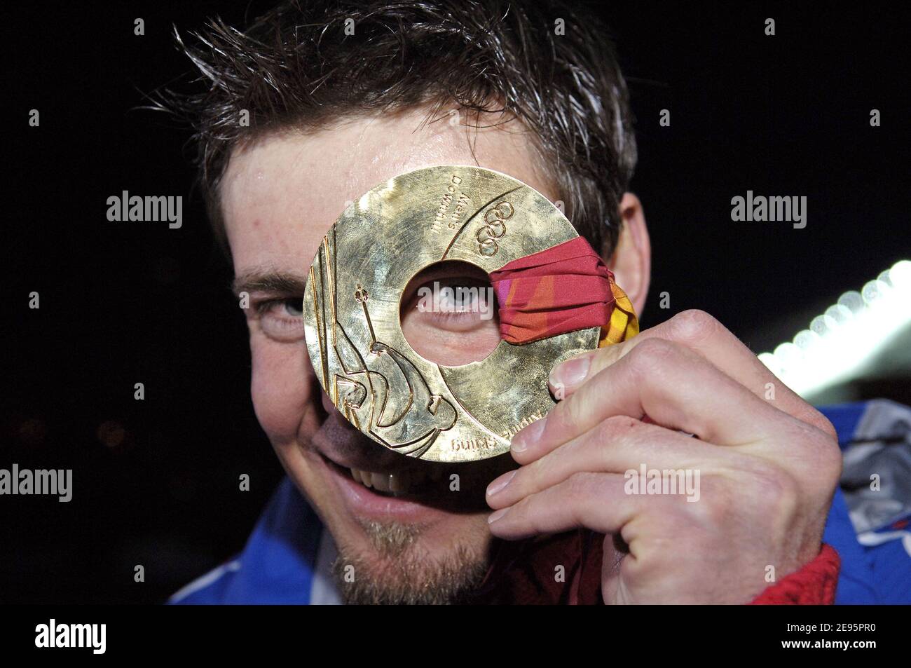 France's Antoine Deneriaz poses with his gold medal of the Men's downhill, at the XX Olympic Winter Games, in Sestrieres, Italy, on February 12, 2006. Photo by Gouhier-Nebinbger-Orban/CAMELEON/ABACAPRESS.COM Stock Photo