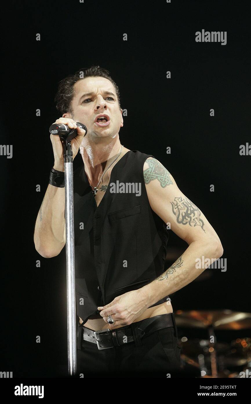 Dave Gahan, lead singer of the Depeche Mode during a live performance held  at the P.O.P.B. in Paris, France on February 21, 2006. Photo by Laurent  Zabulon/ABACAPRESS.COM Stock Photo - Alamy