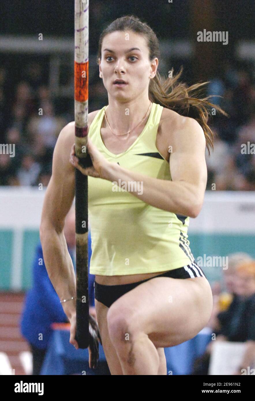 russias-yelena-isinbayeva-competes-in-the-pole-vault-hi-res-stock