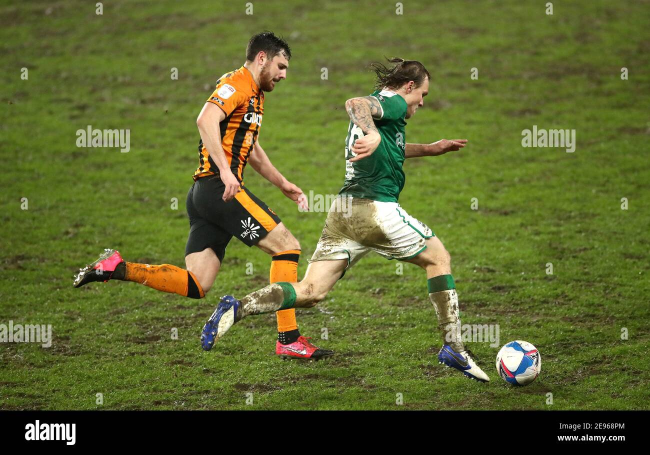 Lincoln City's Harry Anderson (right) and Hull City's Jordan Flores battle for the ball during the Papa John's Trophy Quarter Final match at the KCOM Stadium, Hull. Picture date: Tuesday February 2, 2021. Stock Photo