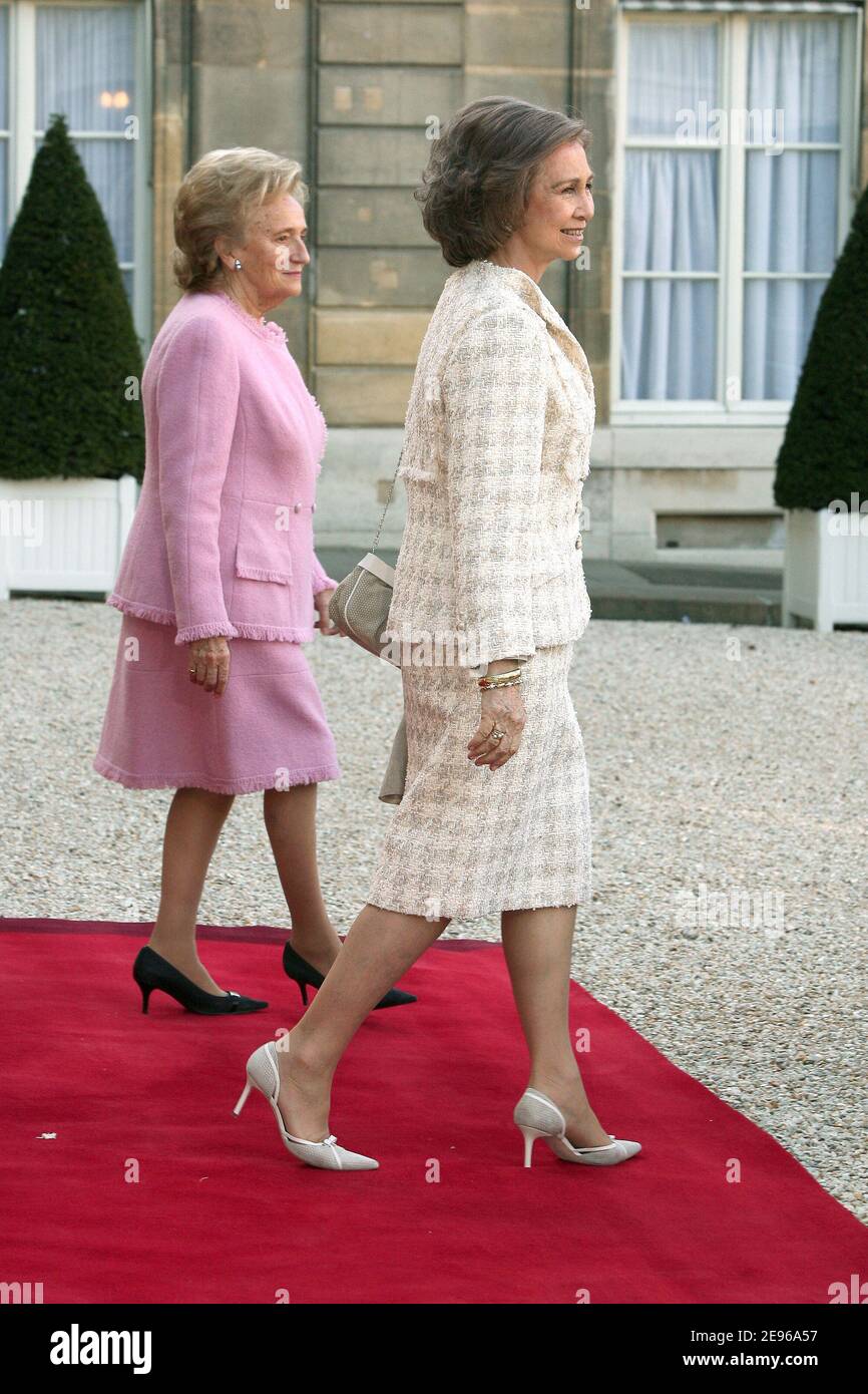 First lady Bernadette Chirac and Queen Sofia of Spain outside the Elysee palace on the first day of a three days state visit in France on March 27, 2006. Photo by Nebinger-Orban/ABACAPRESS.COM Stock Photo