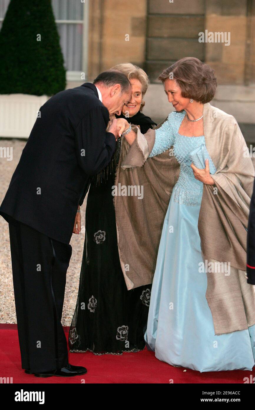 French President Jacques Chirac (R) and his wife, Bernadette (L) emerge  from a meeting with Spanish King Juan Carlos (2L) and Queen Sofia on the  steps of the Elysee Palace in Paris