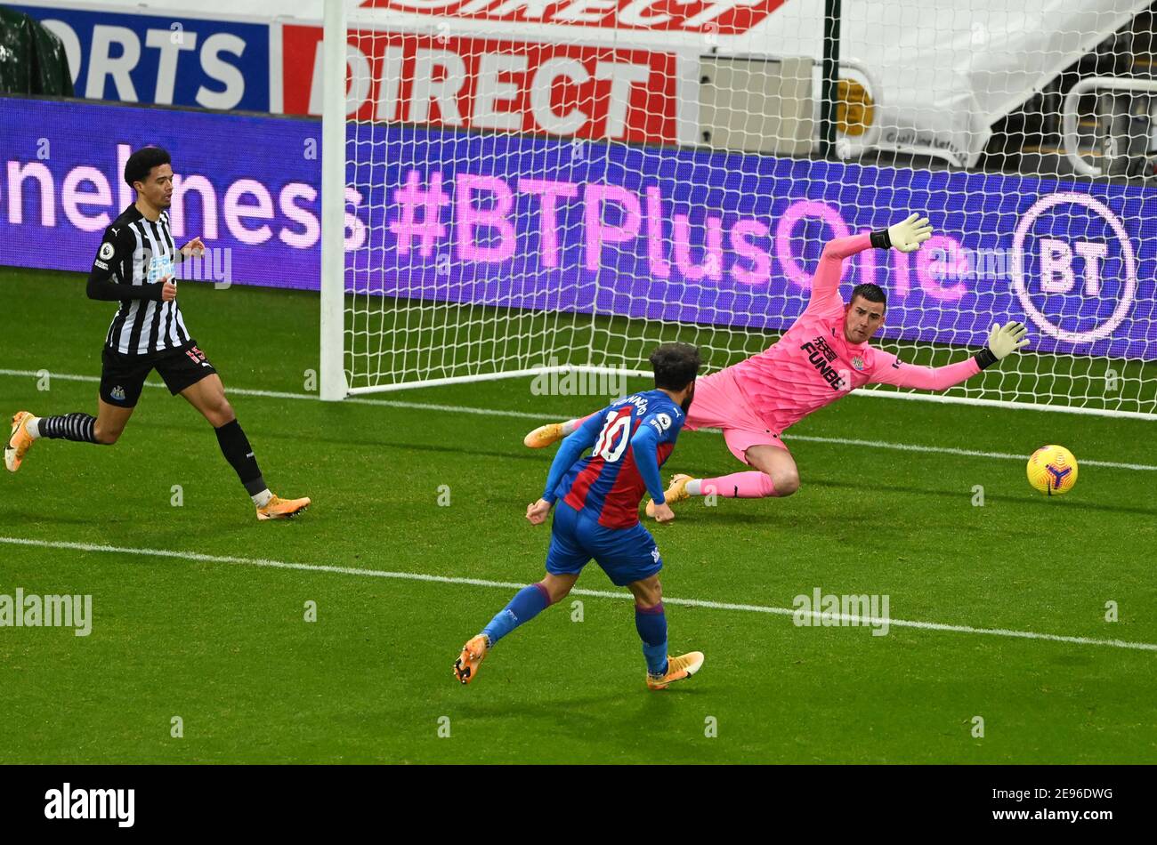 Crystal Palace's Andros Townsend (centre) attempts a shot on goal during the Premier League match at St. James's Park, Newcastle. Picture date: Tuesday February 2, 2021. Stock Photo