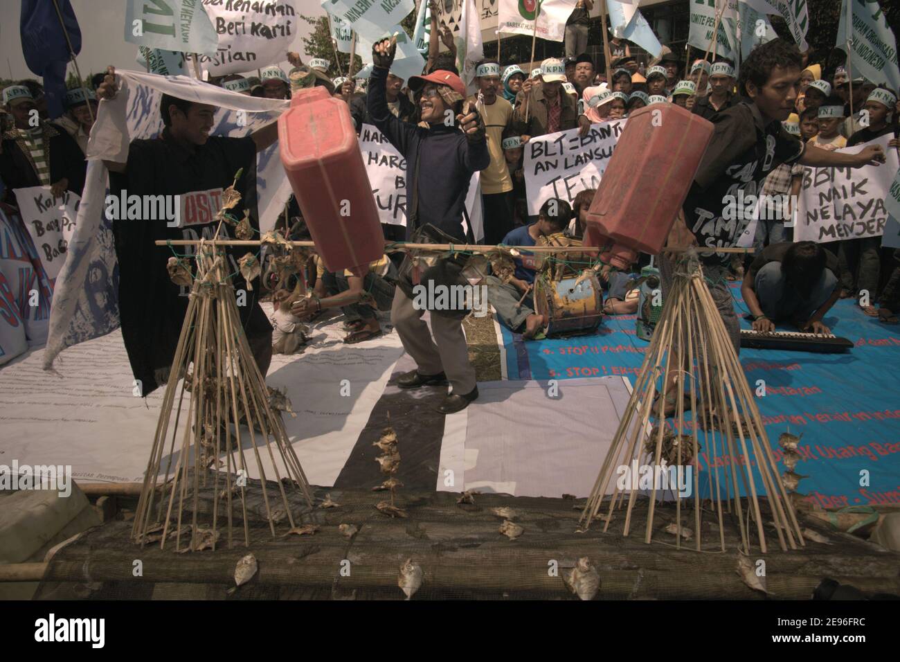 Through oration and theatrical performances, fishermen and families expressing their disagreement with Indonesian government's plan to increase the retail prices of subsidized fuels. Central Jakarta, Jakarta, Indonesia. Archival photo (2008). Stock Photo