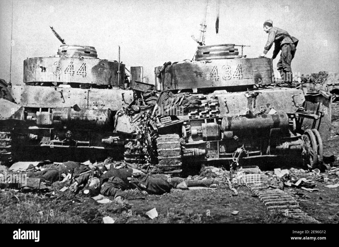 Two Destroyed Panzer IV belonging to the 20. Panzer Division, dead crew members, Soviet Soldiers at the pocket of Bobruisk, 28 June 1944 Stock Photo