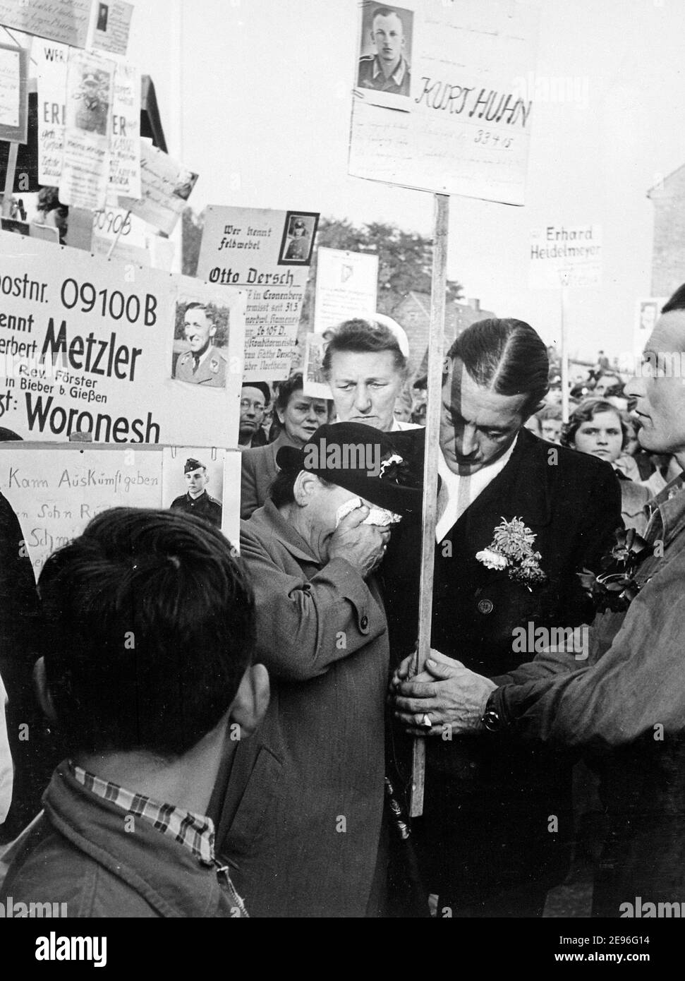 A returned German prisoner of war identified this woman's son. He will never return because he is dead. Prisoners released by the Soviet Union, Germany, 1955 Stock Photo