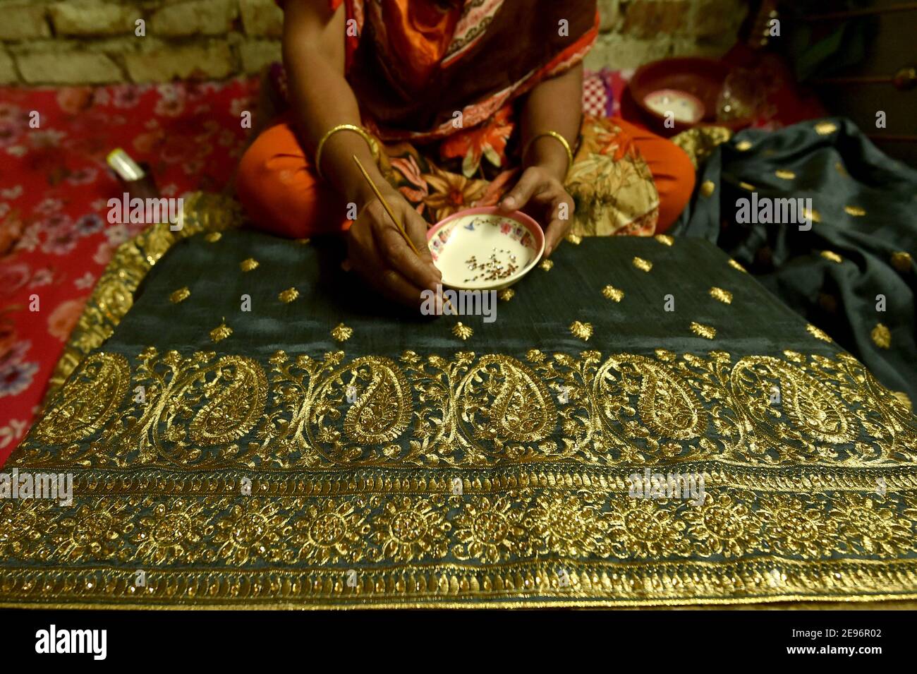Weaver weaving saree hi-res stock photography and images - Alamy