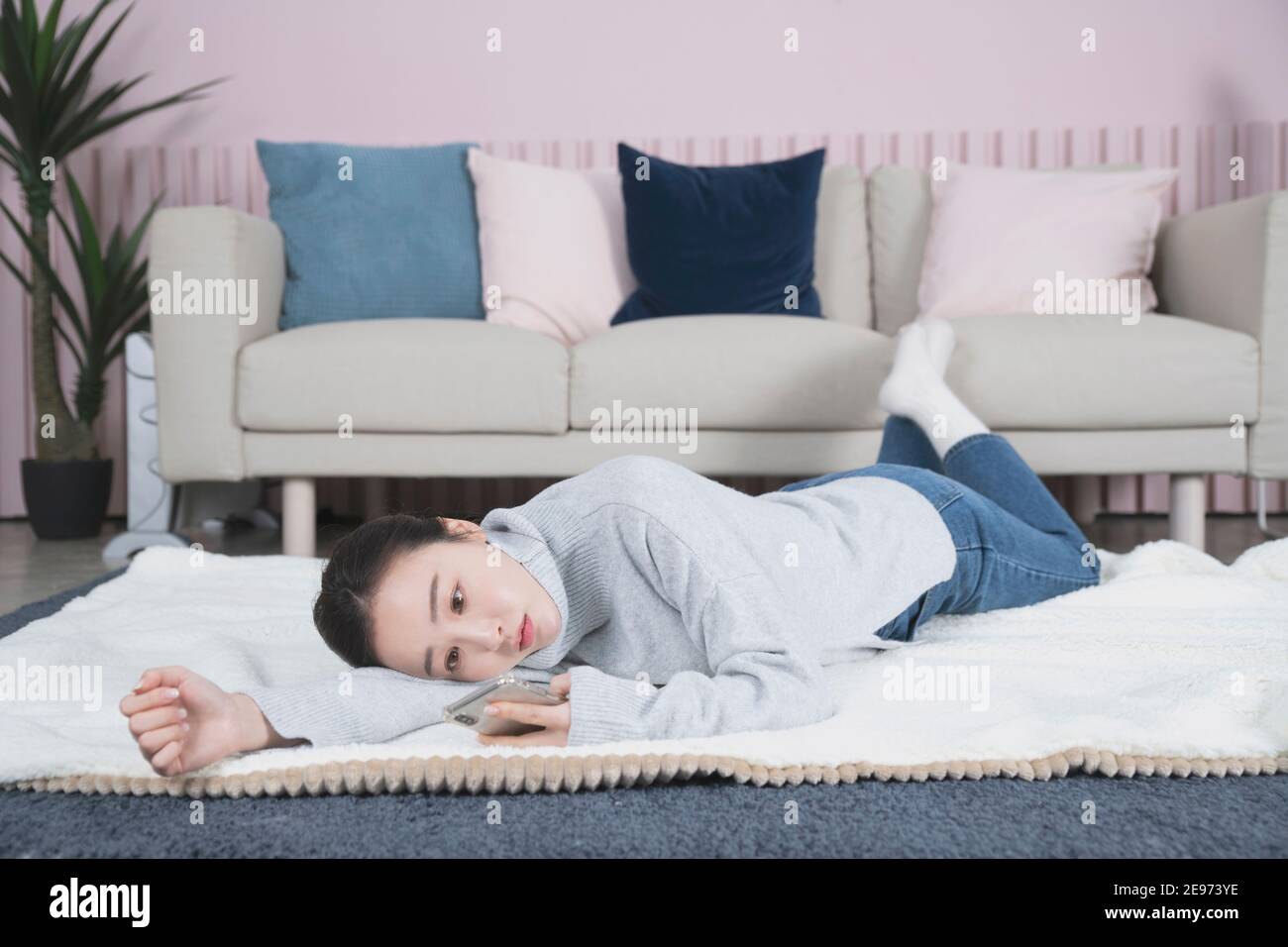 Solo mobile indoor hi-res stock photography and images - Alamy