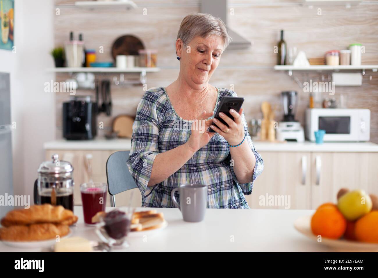 Elderly woman upset phone hi-res stock photography and images - Alamy