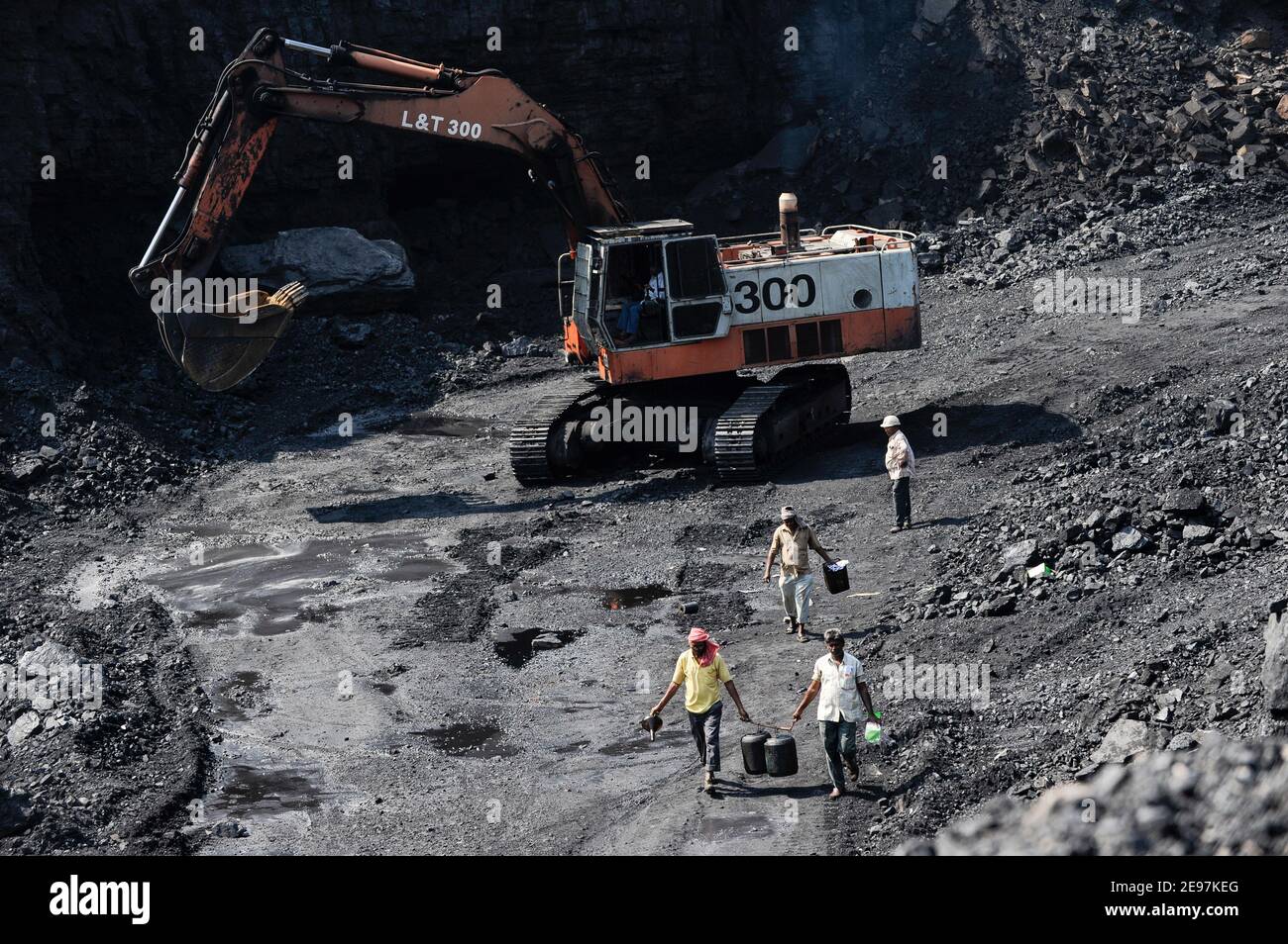 INDIA Dhanbad, open-cast coal mining of BCCL Ltd a company of COAL INDIA , L&T digger / INDIEN Dhanbad , offener Kohle Tagebau von BCCL Ltd. ein Tochterunternehmen von Coal India Stock Photo