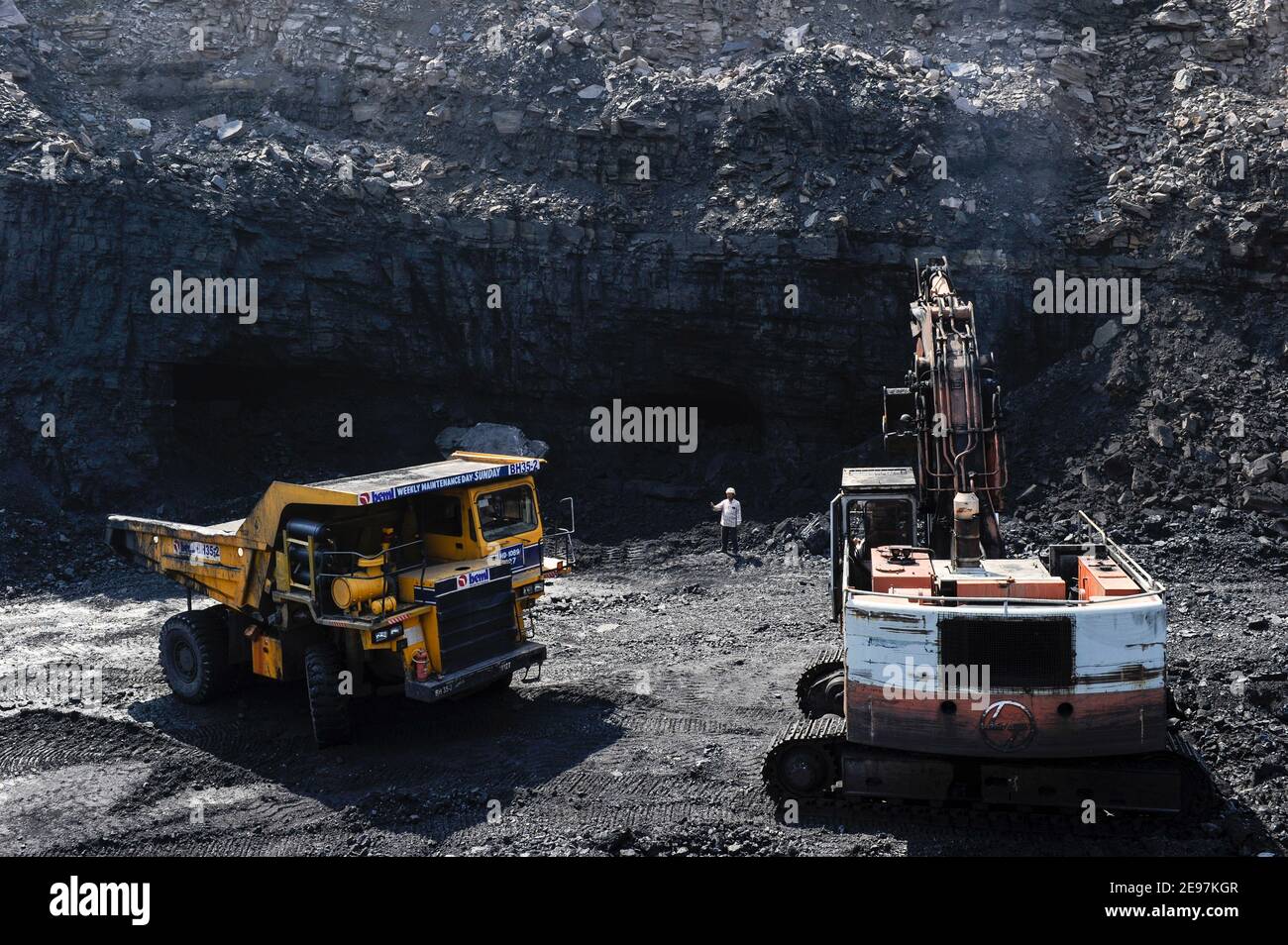 INDIA Dhanbad, open-cast coal mining of BCCL Ltd a company of COAL INDIA , L&T digger and large BEML dumper / INDIEN Dhanbad , offener Kohle Tagebau von BCCL Ltd. ein Tochterunternehmen von Coal India Stock Photo