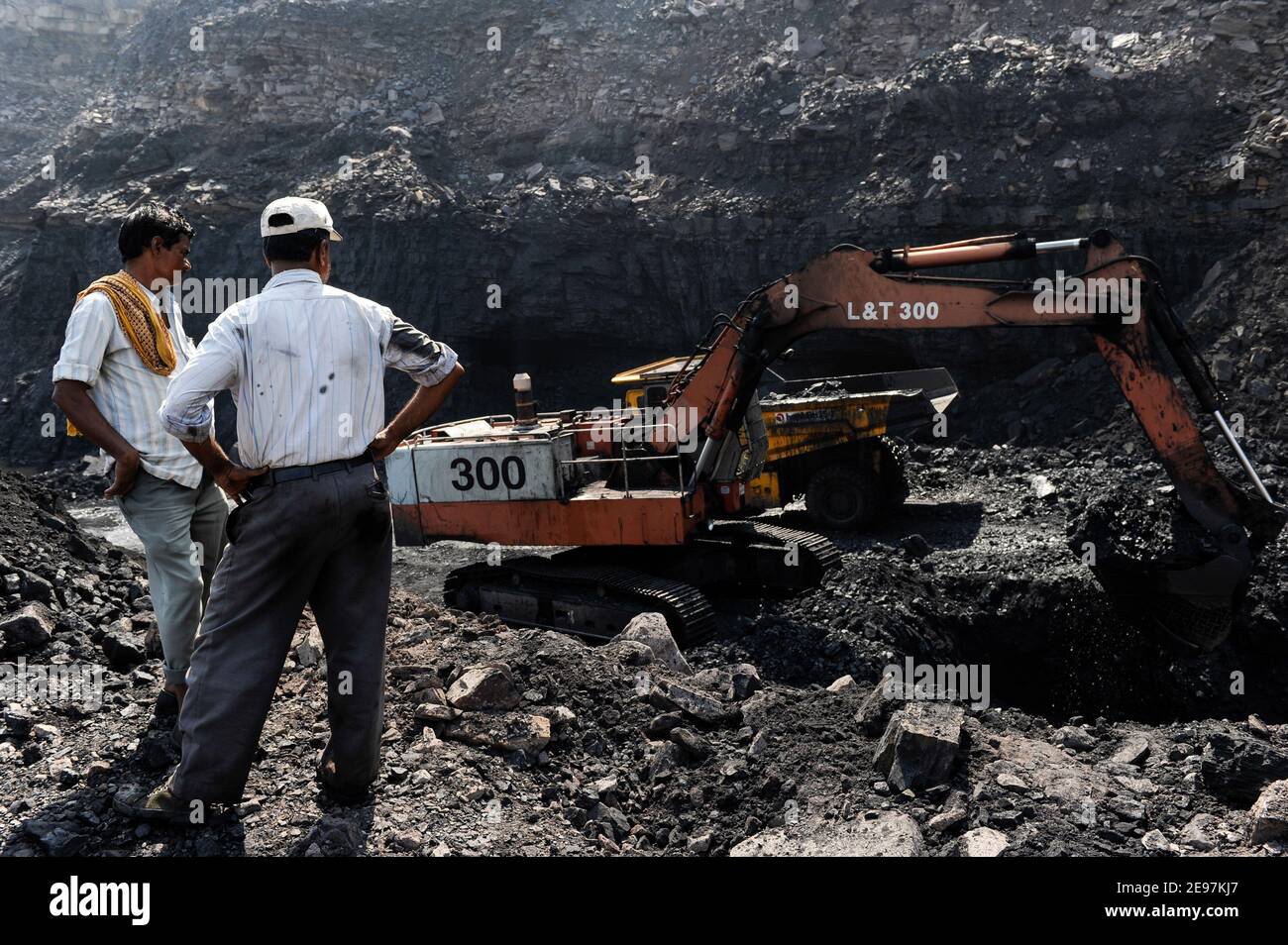 INDIA Dhanbad, open-cast coal mining of BCCL Ltd a company of COAL INDIA , L&T digger and large BEML dumper / INDIEN Dhanbad , offener Kohle Tagebau von BCCL Ltd. ein Tochterunternehmen von Coal India Stock Photo