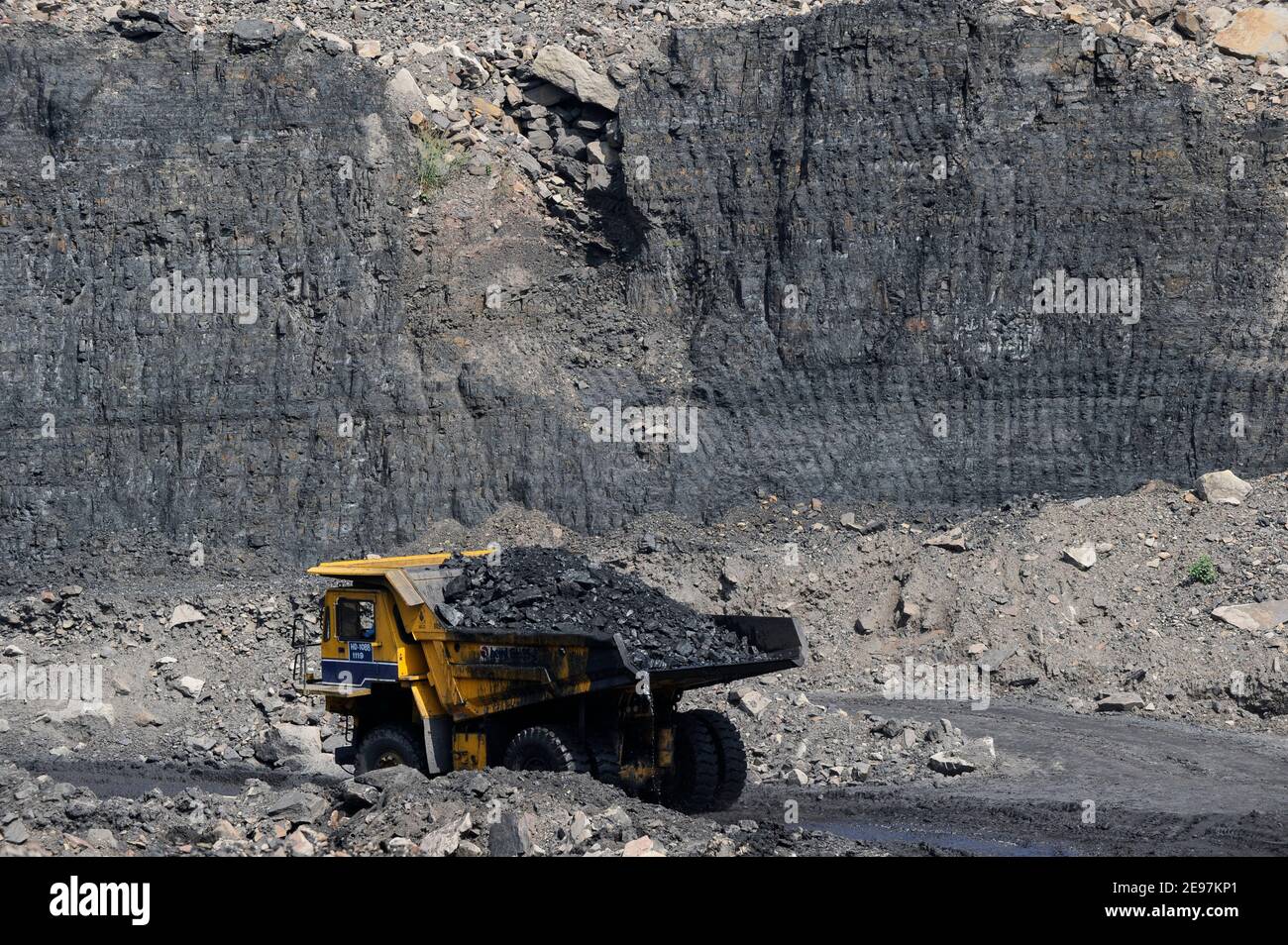 INDIA Dhanbad, open-cast coal mining of BCCL Ltd a company of COAL INDIA, large BEML dumper for coal transport from the mine / INDIEN Dhanbad , offener Kohle Tagebau von BCCL Ltd. ein Tochterunternehmen von Coal India Stock Photo