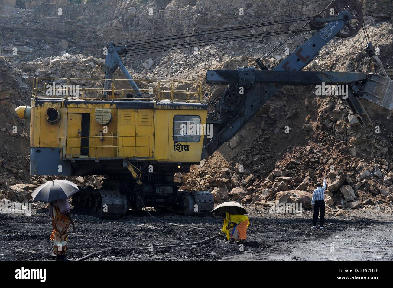NDIA Dhanbad, open-cast coal mining of BCCL Ltd a company of COAL INDIA, digging overburden with large shovel digger / INDIEN Dhanbad , offener Kohle Tagebau von BCCL Ltd. ein Tochterunternehmen von Coal India, baggern von Abraum Stock Photo