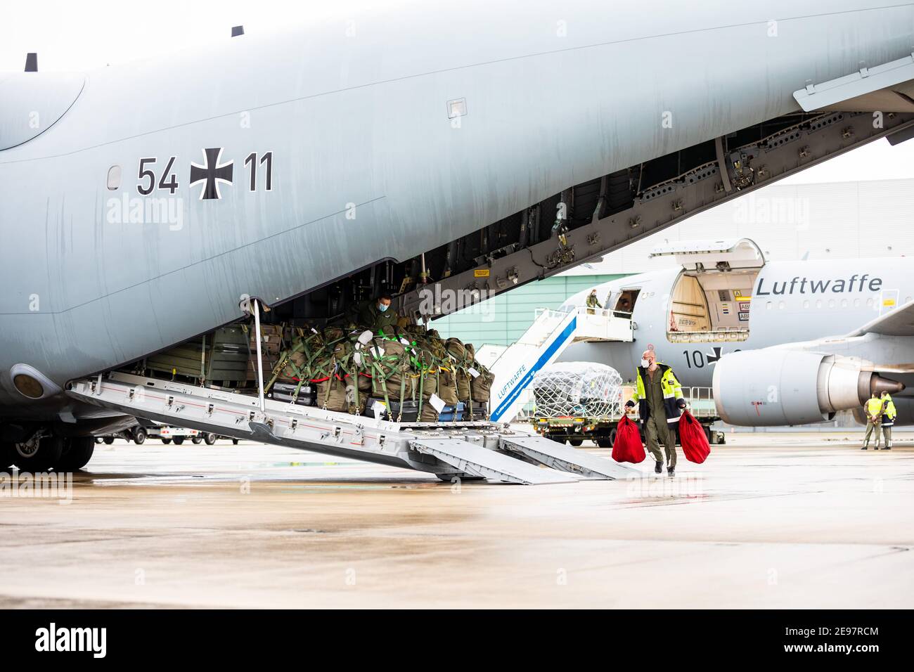 Wunstorf, Germany. 03rd Feb, 2021. A soldier loads an Airbus A400M transport aircraft at the Wunstorf air base. The Bundeswehr plans to fly emergency aid to Portugal, which has been badly hit by the Corona pandemic, to Lisbon today (Wednesday, 3 February 2021) using two aircraft. Credit: Moritz Frankenberg/dpa/Alamy Live News Stock Photo