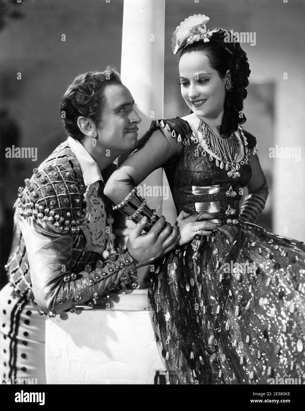 DOUGLAAS FAIRBANKS Sr and MERLE OBERON Portrait by TUNBRIDGE in THE PRIVATE LIFE OF DON JUAN 1934 director / producer ALEXANDER KORDA play Henry Bataille story/dialogue Frederick Lonsdale and Lajos Biro costumes Oliver Messel London Film Productions / United Artists Stock Photo
