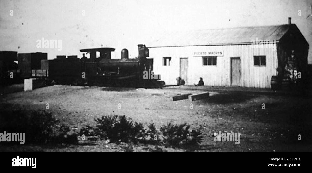 La locomotora N° 3 en cargo de un tren en la estación vieja Puerto Madryn. Stock Photo