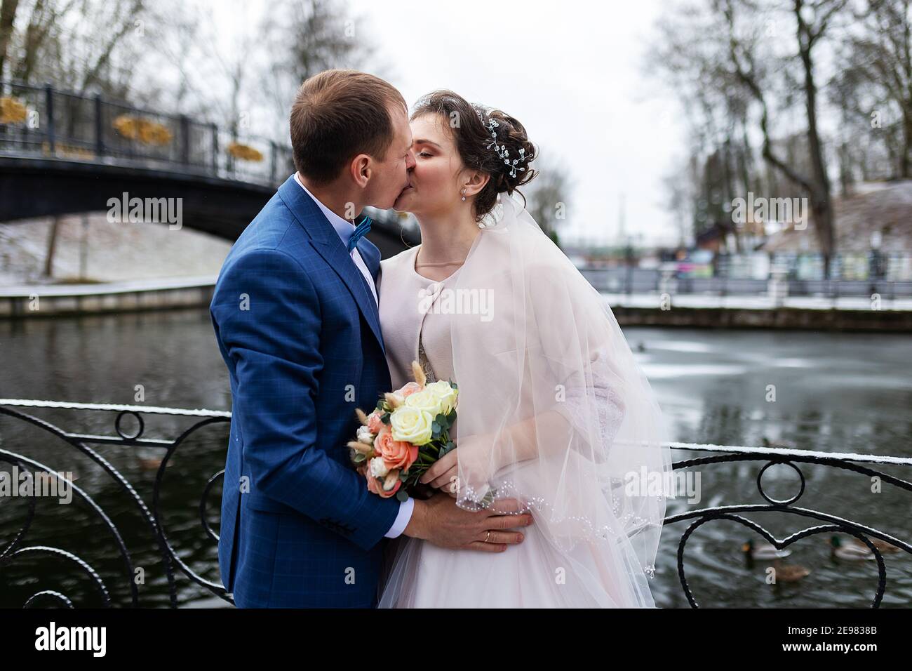 Happily married couple hi-res stock photography and images - Alamy
