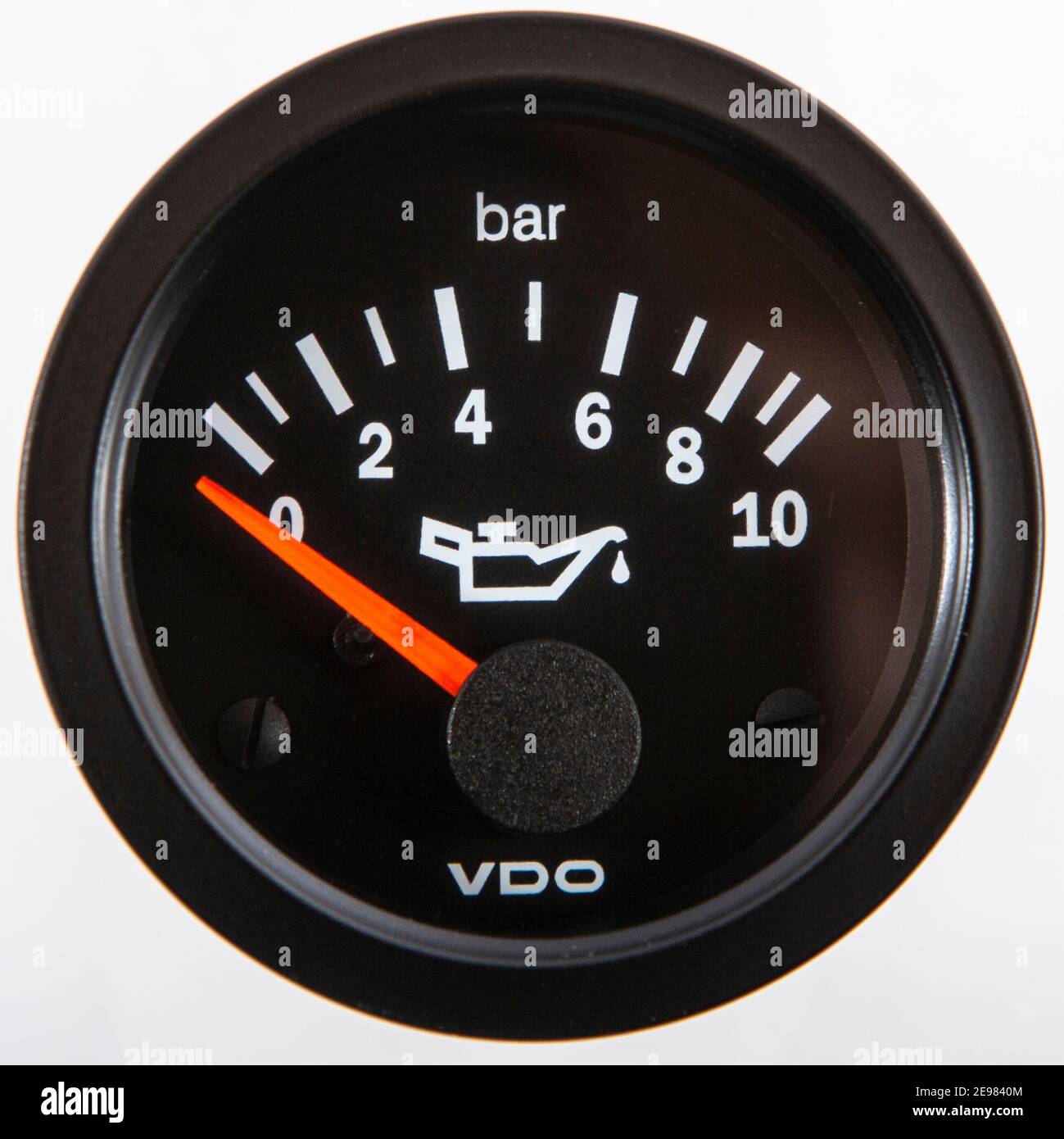 Eine Öldruckanzeige freigestellt von VDO. Beliebtes Zusatzinstrument für  Old- und Youngtimer Stock Photo - Alamy