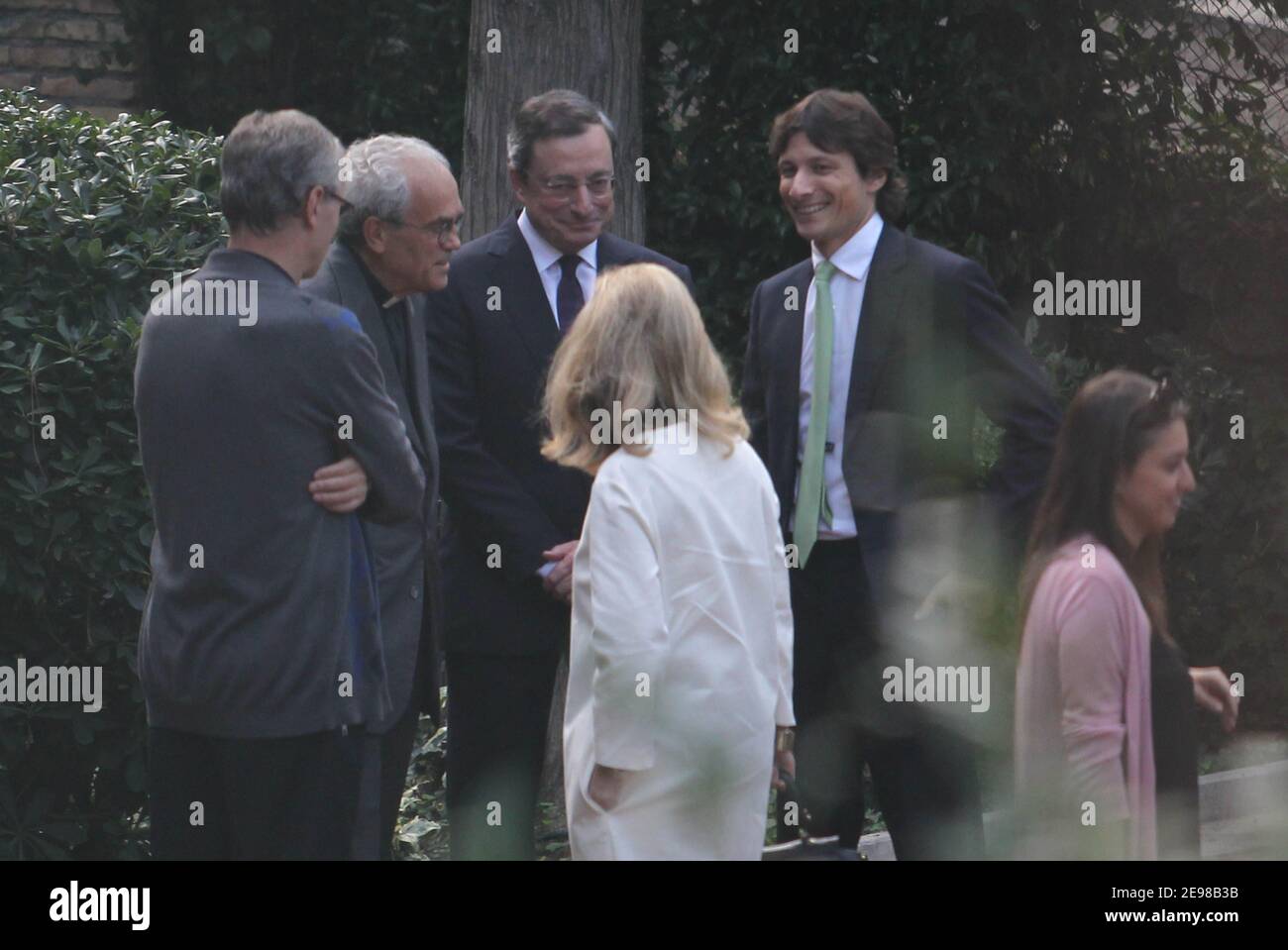 Roma Mario Draghi, President of the European Central Bank from 1 November 2011, with his family, his wife Serena Hat (white coat) and his son James, participating in the naming ceremony of his nephew in the church of St. Agnes in Rome. Mario Draghi speaks before the ceremony with a priest and confess it seems. exclusve Stock Photo