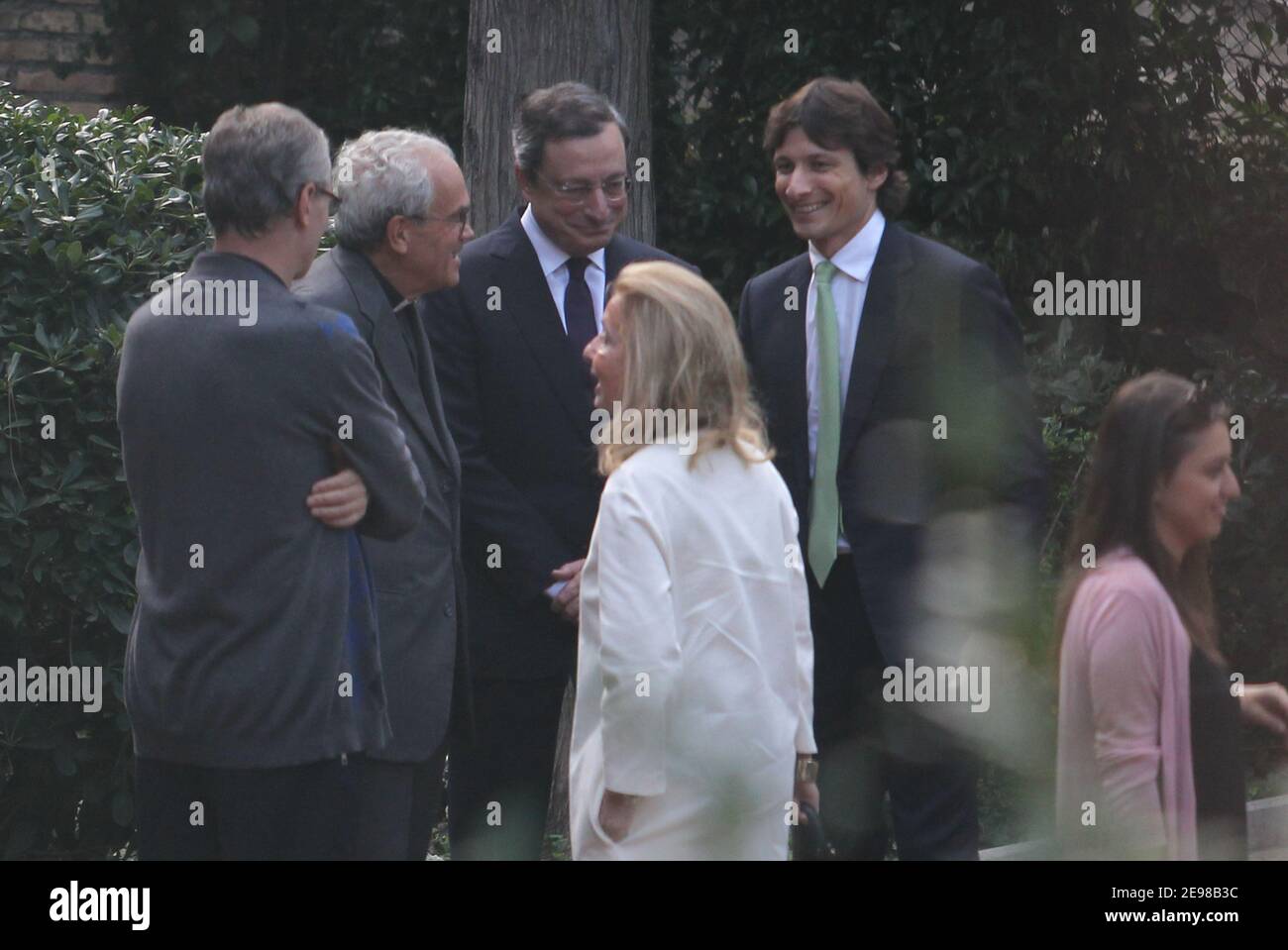 Roma Mario Draghi, President of the European Central Bank from 1 November 2011, with his family, his wife Serena Hat (white coat) and his son James, participating in the naming ceremony of his nephew in the church of St. Agnes in Rome. Mario Draghi speaks before the ceremony with a priest and confess it seems. exclusve Stock Photo