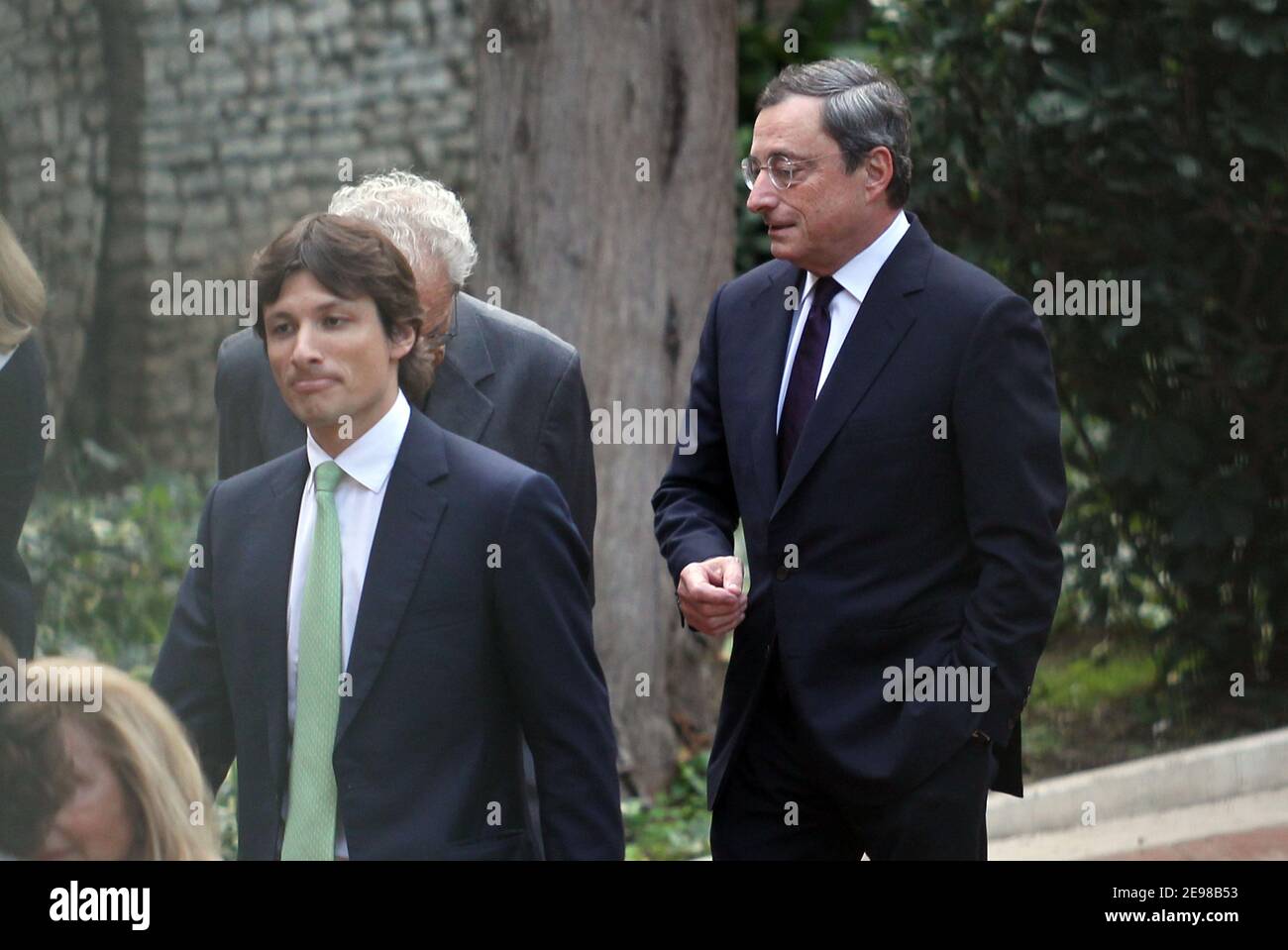 Roma Mario Draghi, President of the European Central Bank from 1 November 2011, with his family, his wife Serena Hat (white coat) and his son James, participating in the naming ceremony of his nephew in the church of St. Agnes in Rome. Mario Draghi speaks before the ceremony with a priest and confess it seems. exclusve Stock Photo
