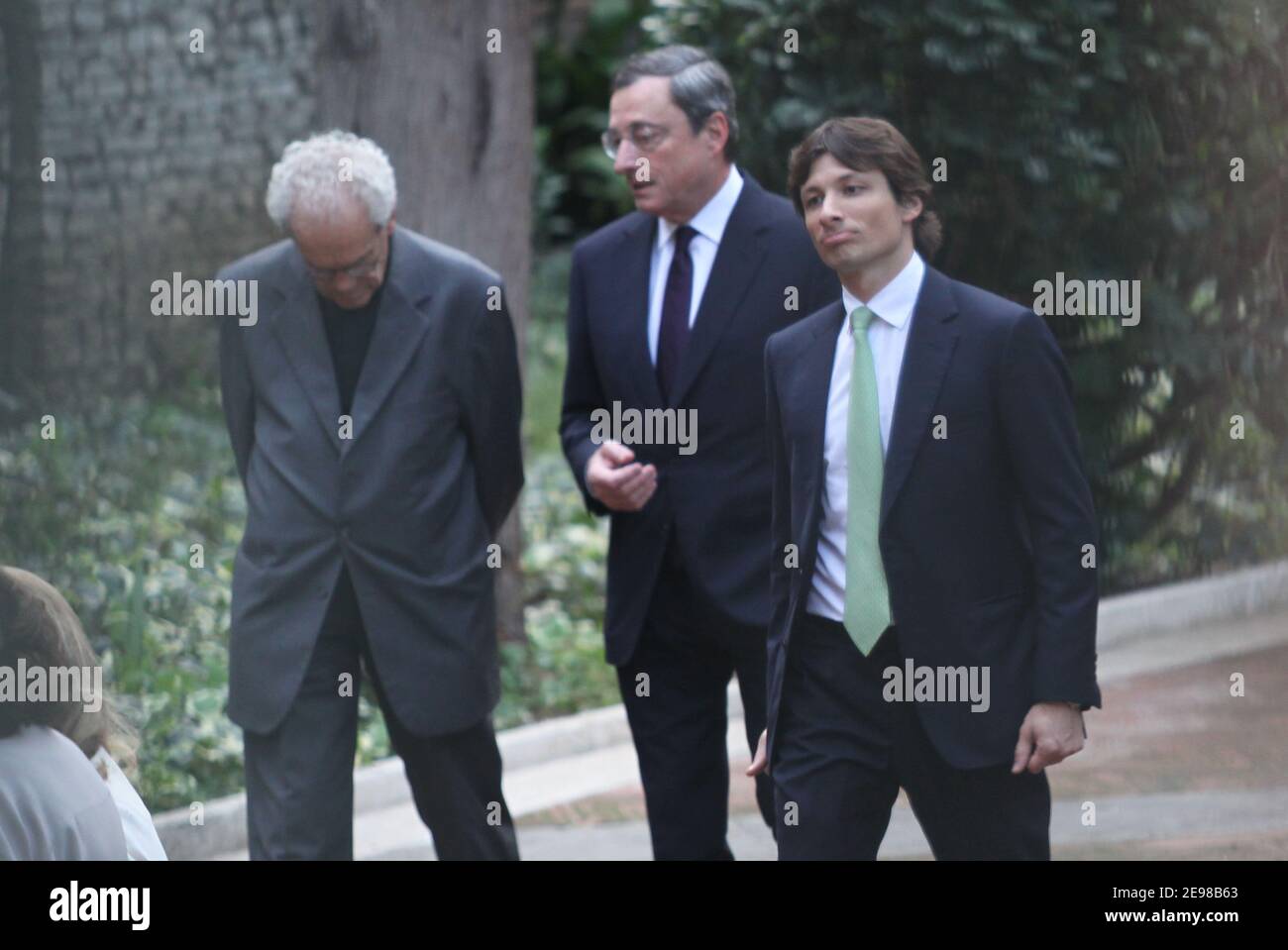 Roma Mario Draghi, President of the European Central Bank from 1 November 2011, with his family, his wife Serena Hat (white coat) and his son James, participating in the naming ceremony of his nephew in the church of St. Agnes in Rome. Mario Draghi speaks before the ceremony with a priest and confess it seems. exclusve Stock Photo