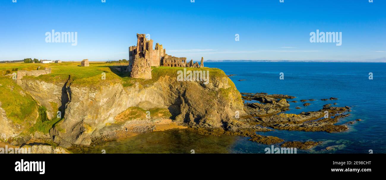 Tantallon Castle, Oxroad Bay, East Lothian, Scotland, UK Stock Photo
