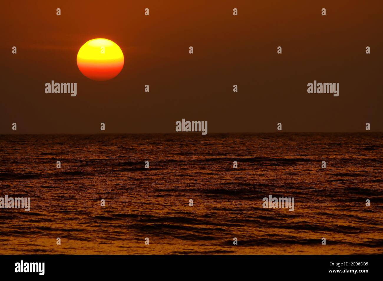 Big sun at sunset in the sea hi-res stock photography and images - Alamy