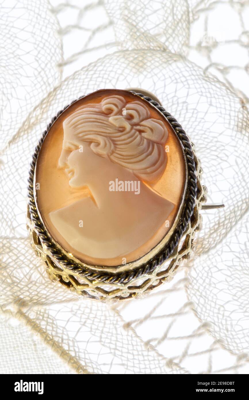Vintage italian cameo brooch hi-res stock photography and images - Alamy