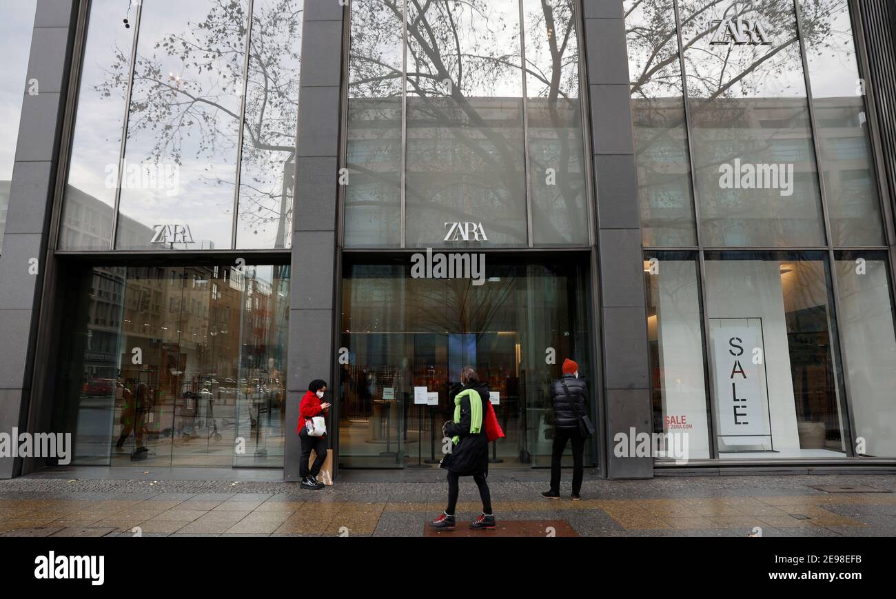 Berlin zara fashion shop hi-res stock photography and images - Alamy