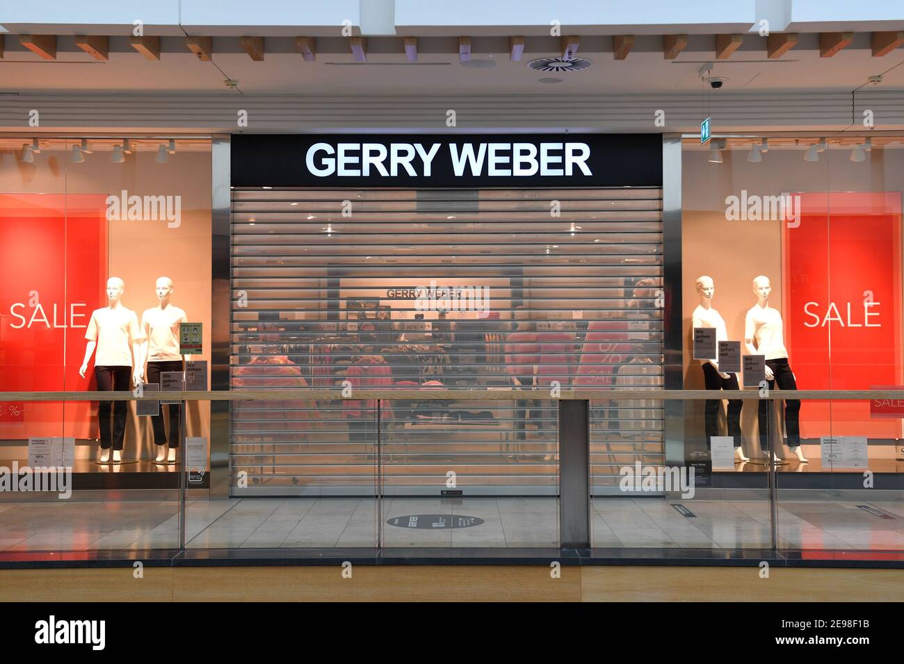 Topic picture Corona pandemic: Bavaria decides to restrict exit. View of  closed stores, GERRY WEBER branch in Munich, closure of all  non-system-relevant stores and businesses. | usage worldwide Stock Photo -  Alamy