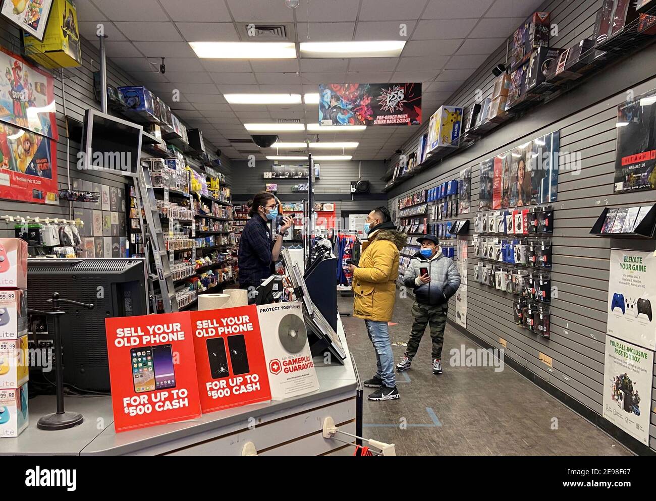 Gamestop shop hi-res stock photography and images - Alamy