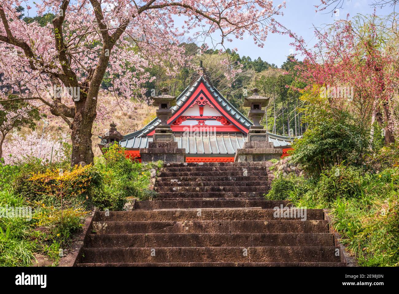 Rural japan temple hi-res stock photography and images - Alamy