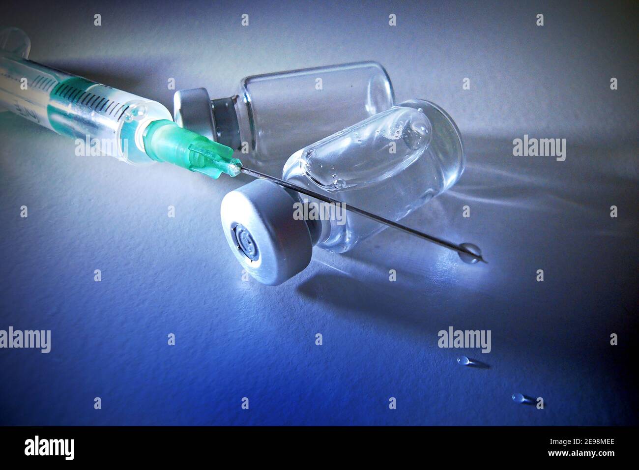 Hair, Deutschland. 03rd Feb, 2021. Vaccine theme picture. Disposable syringe and vaccination box with vaccine for injection with a cannula. Impfspritze | usage worldwide Credit: dpa/Alamy Live News Stock Photo