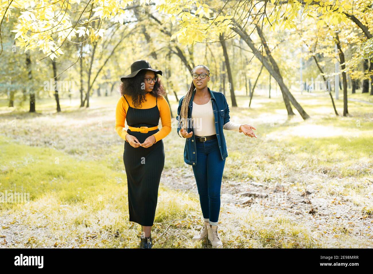 Two black women fighting hi-res stock photography and images - Alamy