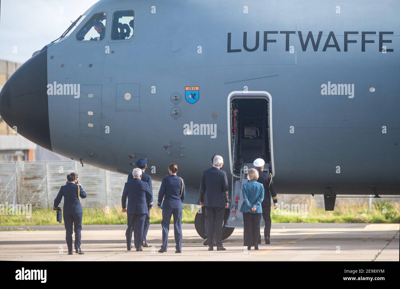 Lissabon, Portugal. 03rd Feb, 2021. Arrival of the Bundeswehr Corona team at Figo Maduro military airport. Among other things, the Bundeswehr team is carrying respirators and infusion equipment for seriously ill Corona patients. Credit: Paulo Mumia/dpa/Alamy Live News Stock Photo