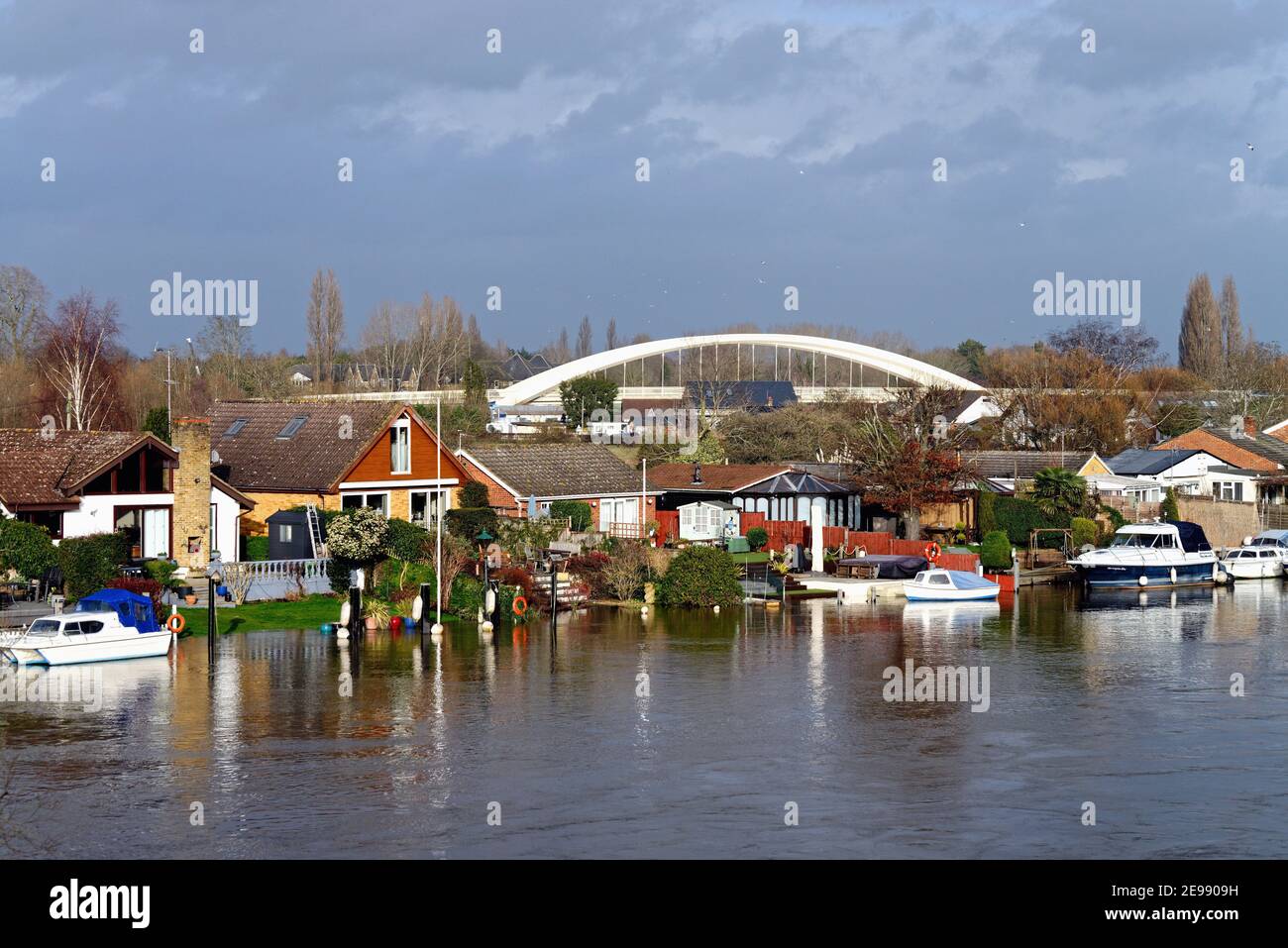 Riverside houses hires stock photography and images Alamy