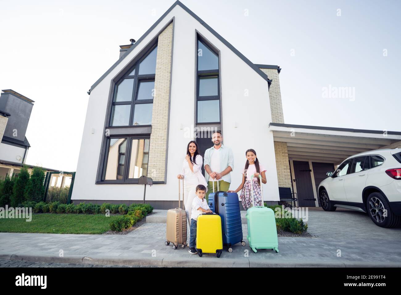Photo portrait of smiling big full family with small kids outside house