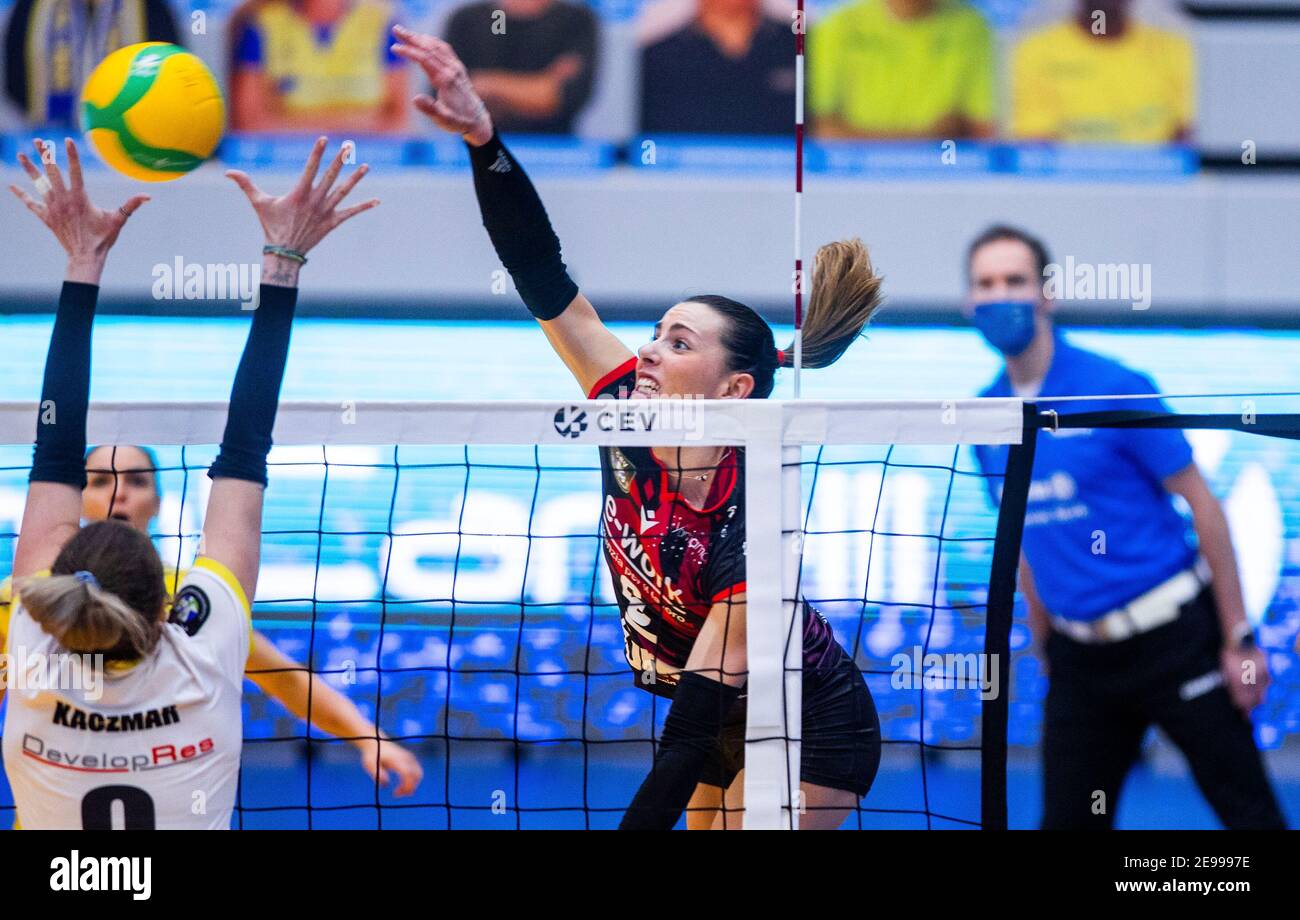 Schwerin, Germany. 03rd Feb, 2021. Volleyball, Women: Champions League,  DevelopRes Rzeszów - Yamamay Busto Arsizio, Round 4, Group A, Matchday 6:  Alexa Lea Gray (r) of Yamamay Busto Arsizio (Italy) smashes the