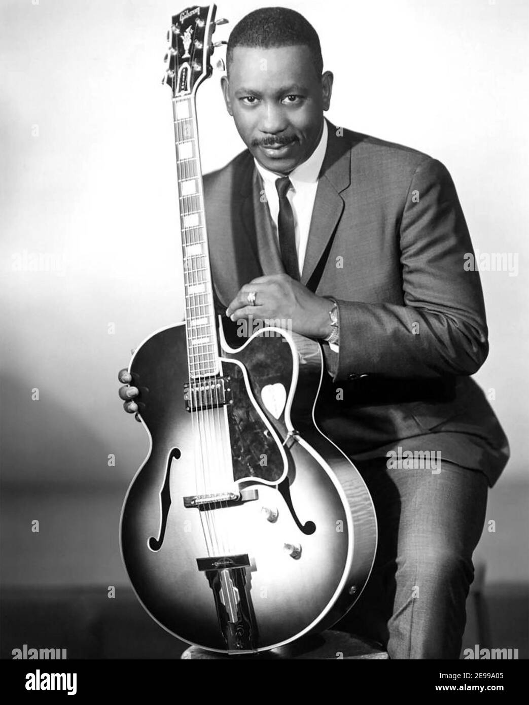 WES MONTGOMERY (1923-1968) Promotional photo of American jazz musician about 1966 with his Gibson guitar Stock Photo