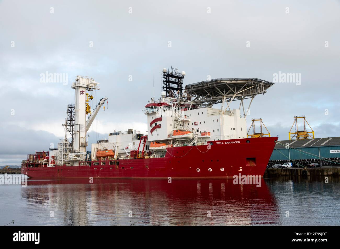 Aberdeen oil rigs hi-res stock photography and images - Alamy