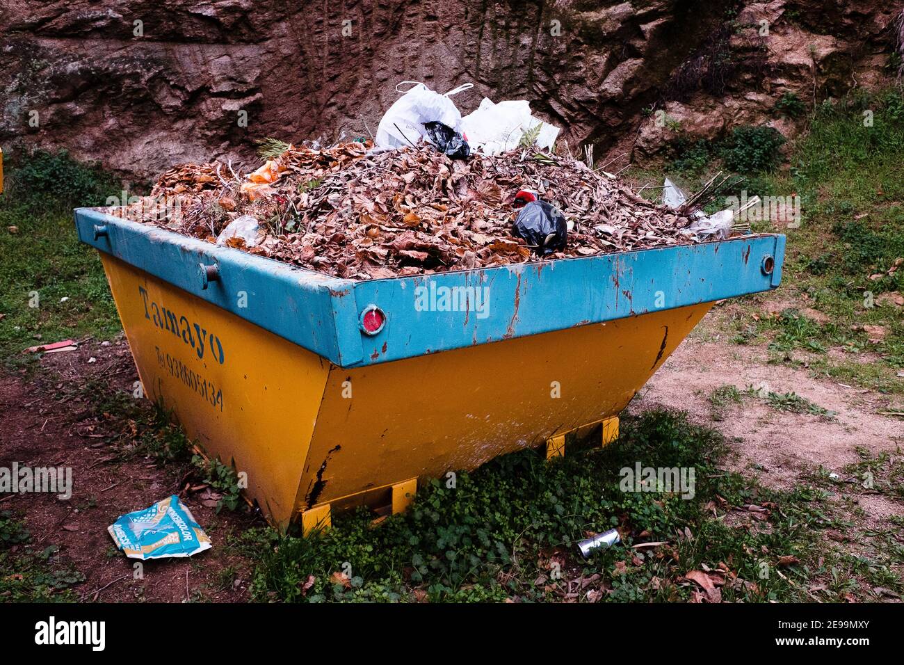 Messy Skip Full skip hi-res stock photography and images - Alamy
