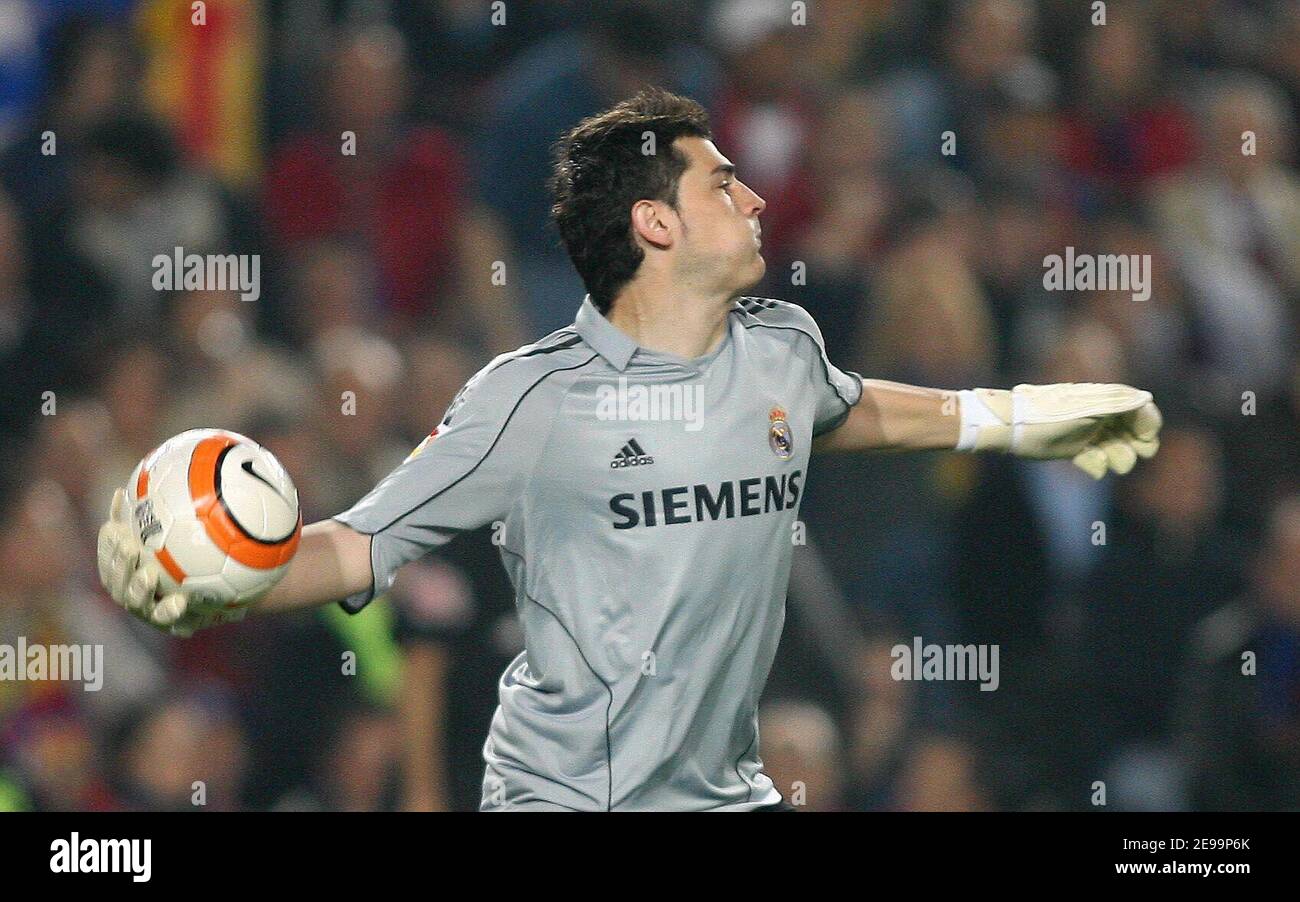 Iker Casillas during the Spanish primera league, FC Barcelona vs Real Madrid, at the Nou Camp Stadium, in Barcelona, Spain, on April 1, 2006. The game ended in a draw 1-1. Photo by Christian Liewig/ABACAPRESS.COM Stock Photo