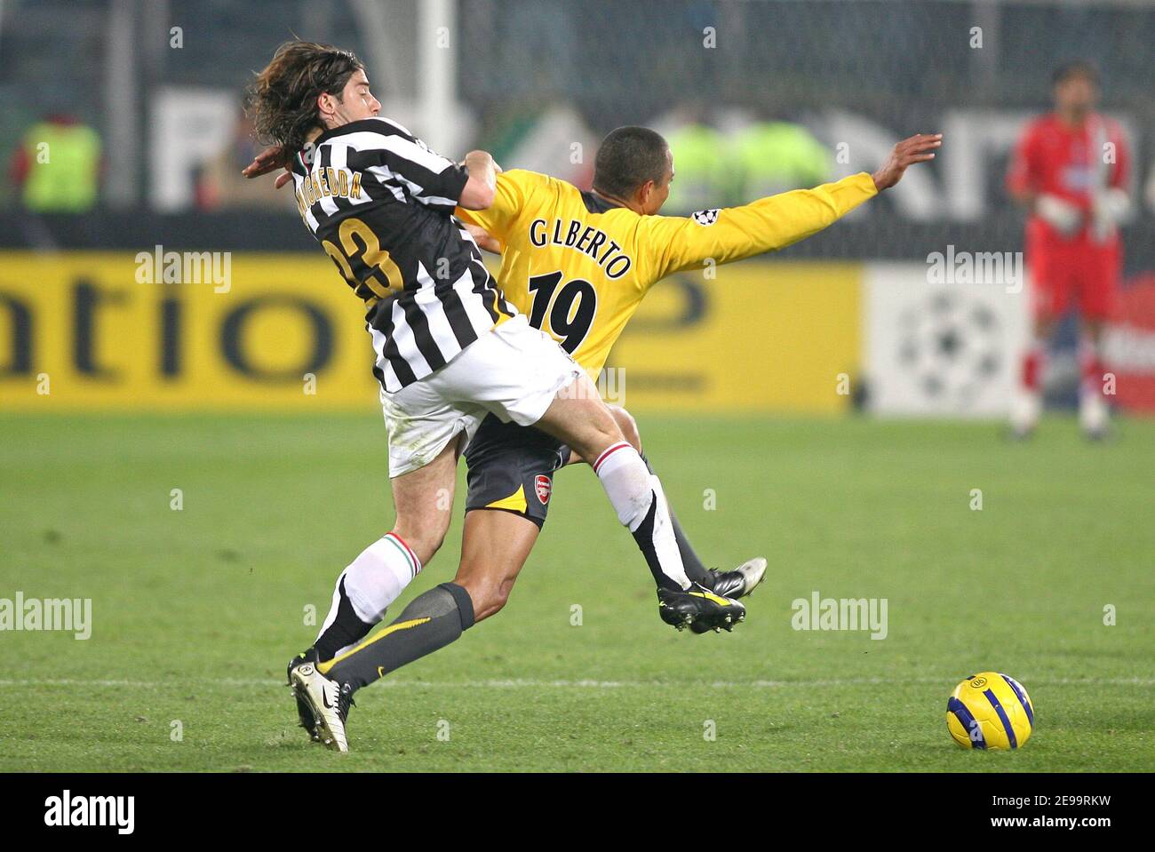 Juventus' Giuliano Giannichedda and Arsenal's Gilberto Silva during the UEFA Champions League, Quarter Final, Second Leg, Juventus vs Arsenal in Turin, Italy on April 5, 2006. The game ended in a draw 0-0. Photo by Christian Liewig/ABACAPRESS.COM Stock Photo