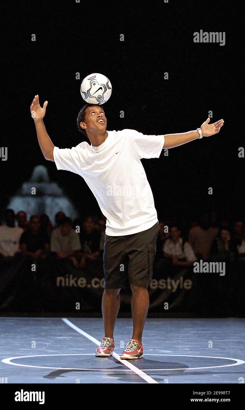 Brazil's soccer player Ronaldinho Gaucho during Nike Freestyle event at La  Vilette in Paris, France on August 29, 2001. Photo by Christope  Guibbaud/Cameleon/ABACAPRESS.COM Stock Photo - Alamy