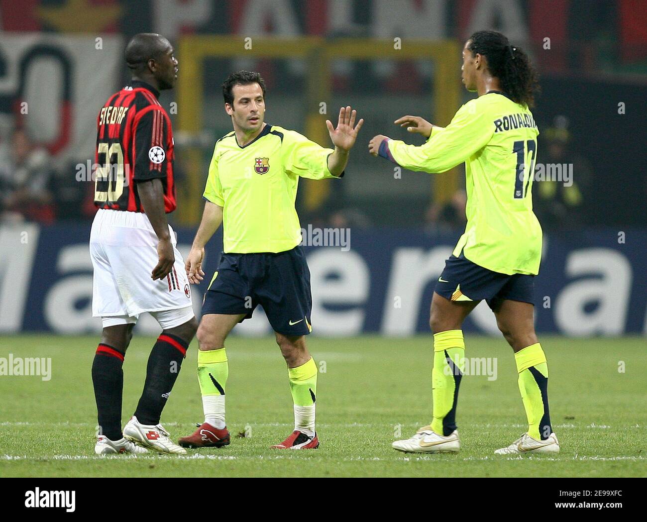 Ronaldinho 2006 barcelona hi-res stock photography and Ronaldinho 2006 barcelona hi-res stock photography and