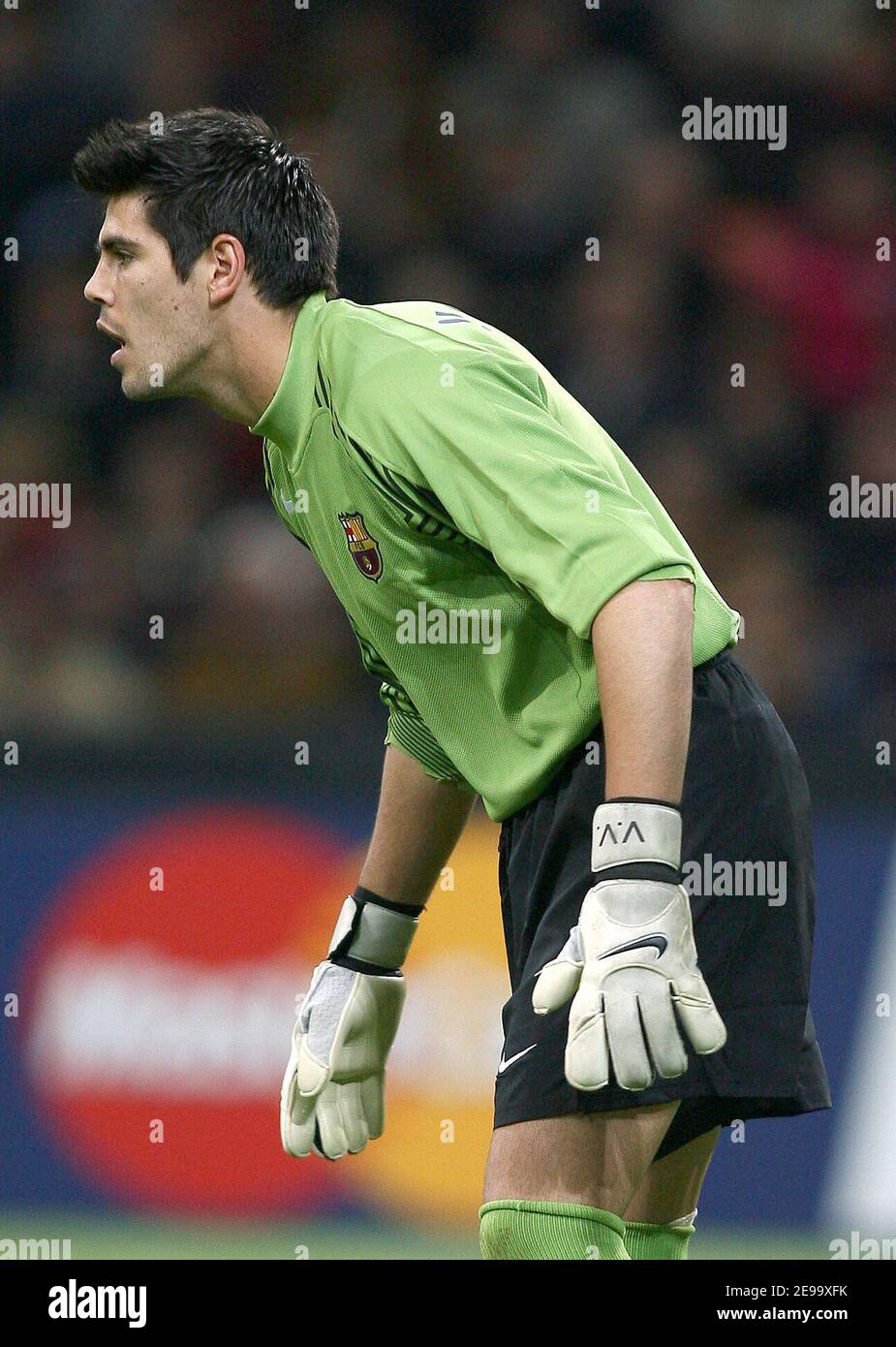 Barcelona's goalkeeper Victor Valdes during the UEFA Champions League Semi-Final First Leg, AC Milan vs Barcelona in Milan, Italy, on April 18, 2006. Barcelona won 1-0. Photo by Christian Liewig/ABACAPRESS.COM Stock Photo